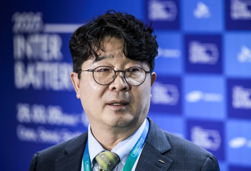[서울=뉴시스] 정병혁 기자 = 엄기천 바카라사이트 윈윈 퓨처엠 사장이 5일 서울 강남구 코엑스에서 열린 인터배터리 2025에서 취재진의 질문에 답하고 있다. 2025.03.05. jhope@newsis.com