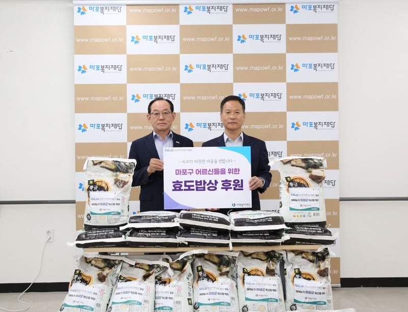 28일 마포복지재단에서 열린 마포 효도밥상 식자재 기증식에서 사설 바카라 박덕수 원장(오른쪽)과 마포복지재단 이홍주 이사장이 기념촬영을 하고 있다. 사설 바카라 제공