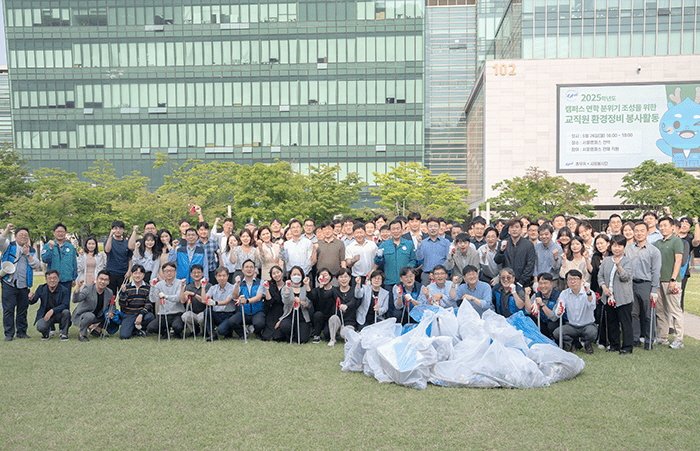 온라인 바카라사이트 추천 교직원 봉사단이 기념사진을 촬영하고 있다. (사진=온라인 바카라사이트 추천 제공) *재판매 및 DB 금지