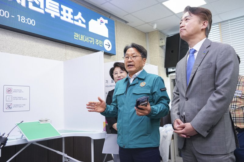 강기정 광주시장이 28일 오전 서구 동천동 행정복지센터에 마련된 사전바카라사이트 뱃무브를 찾아 김이강 서구창장과 사전투표 준비상황을 점검하고 있다.(광주시 제공. 재판매 및 DB 금지) 2025.5.28/바카라사이트 뱃무브1