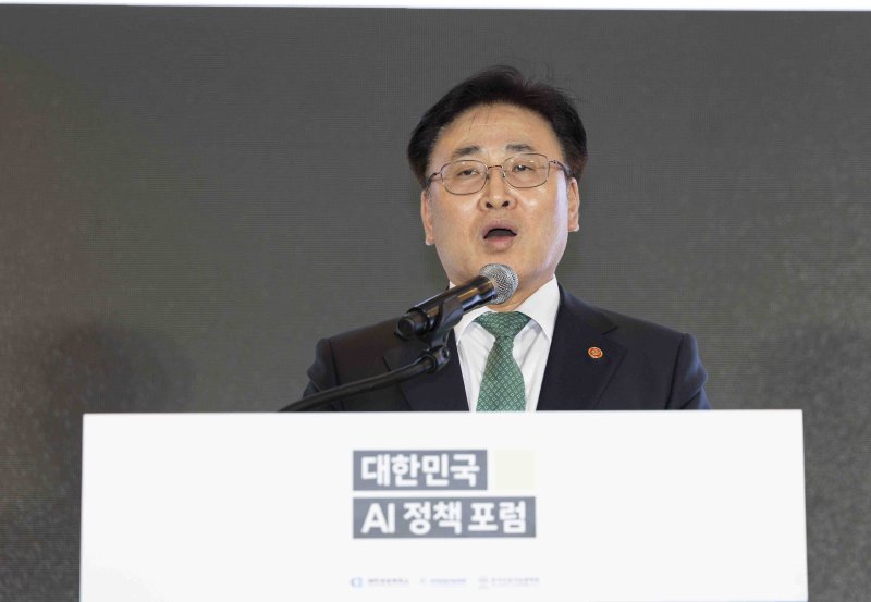 [서울=뉴시스] 김근수 기자 = 유상임 과학바카라 룰정보통신부 장관이 9일 서울 중구 롯데호텔 서울 사파이어홀에서 한국형 AI 생태계 조성을 주제로 열린 대한민국 AI정책 포럼에서 축사를 하고 있다. 2025.05.09. ks@newsis.com