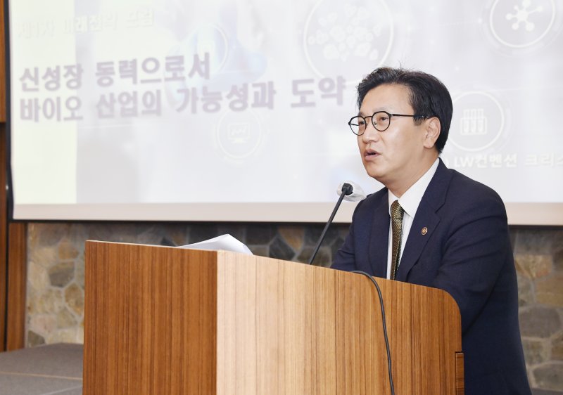 [세종=뉴시스] 김범석 기획재먹튀없는 바카라사이트 장관 직무대행 1차관이 28일 서울 중구 LW컨벤션 센터에서 열린 '제1회 미래전략포럼'에 참석, 모두발언을 하고 있다. (사진=기재부 제공) 2025.05.28. photo@newsis.com *재판매 및 DB 금지