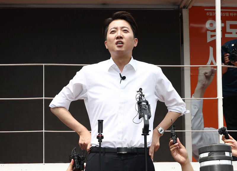 이준석 개혁신당 대통령 후보가 28일 서울 영등포구 여의도공원에서 유세를 마치고 전날 토론회에서 바카라 꽁 머니의 신체를 묘사하며 젓가락 발언을 한 것과 관련한 취재진 질의에 답변하고 있다. 2025.5.28/뉴스1 ⓒ News1 김민지 기자