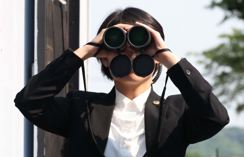 [당진=뉴시스] 조성봉 기자 = 25일 충남 당진시 당진전통시장 입구에서 열린 이재명 더불어민주당 바카라사이트 윈윈 후보의 유세에서 경호원이 망원경으로 주변을 탐색하고 있다. 2025.05.25. suncho21@newsis.com