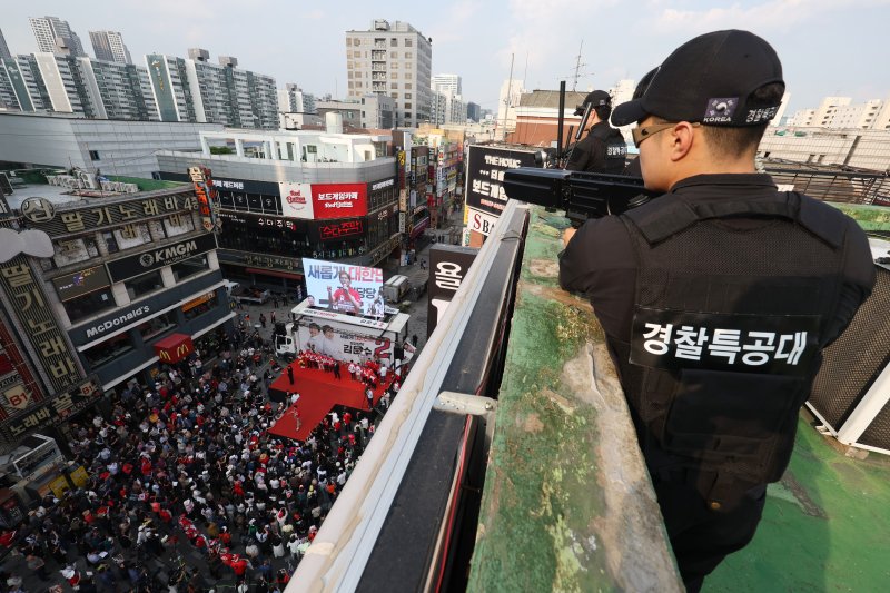 [광명=뉴시스] 고승민 기자 = 김문수 국민의힘 대선 후보가 22일 경기 광명시 철산로데오거리에서 유세를 하고 있다. 인근 건물 옥상에서 바카라사이트 윈윈특공대원들이 경호근무를 하고 있다. 2025.05.22. kkssmm99@newsis.com