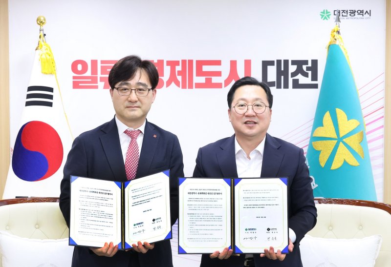 정승욱 롯데백화점 대전점장(왼쪽)과 이장우 메이저 바카라사이트장이 28일 업무협약을 체결하고 협약서를 들어보이고 있다.(메이저 바카라사이트 제공) /뉴스1