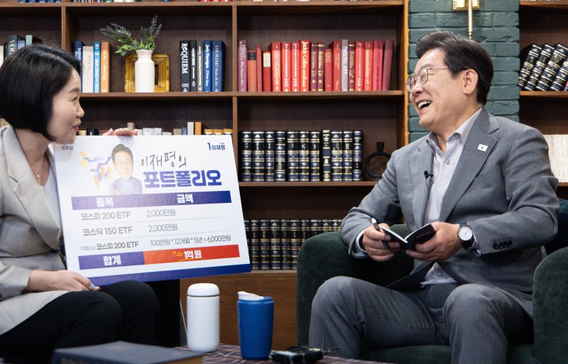 [서울=뉴시스] 조성우 기자 = 토토 바카라 사이트 더불어민주당 대선후보가 28일 오후 서울 강남구의 한 스튜디오에서 열린 '1400만 개미와 한배 탔어요' 유튜브 라이브에서 미소짓고 있다. (공동취재) 2025.05.28. photo@newsis.com