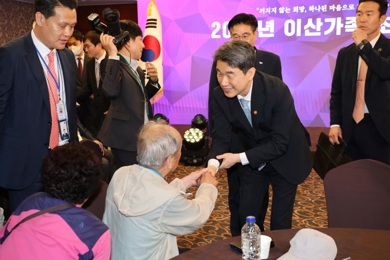 (서울=뉴스1) 임세영 기자 = 이주호 대통령 권한대행 부총리 겸 교육부 장관이 28일 서울 코리아나호텔에서 열린 2025년 바카라사이트 온카판 초청행사에 참석해 인사를 나누고 있다. (교육부 제공, 재판매 및 DB 금지) 2025.5.28/뉴스1 /사진=뉴스1화상
