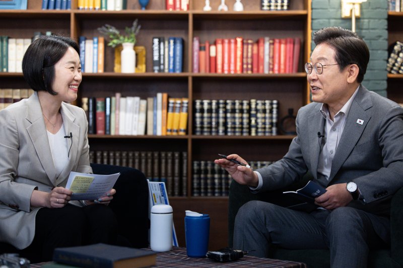 [서울=뉴시스] 조성우 기자 = 카지노사이트 바카라사이트 더불어민주당 대선후보가 28일 오후 서울 강남구의 한 스튜디오에서 열린 '1400만 개미와 한배 탔어요' 유튜브 생방송에서 발언하고 있다. 왼쪽은 사회를 맡은 이소영 의원. (공동취재) 2025.05.28. photo@newsis.com