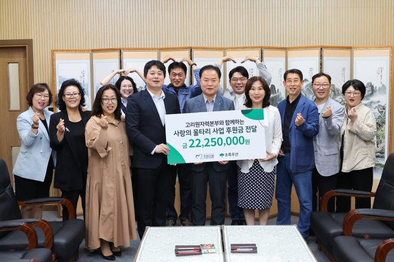 26일 부산시 기장군 고리원자력사설 바카라 홍보관에서 개최된 ‘2025 사랑의 울타리’ 후원금 전달식에서 심준섭 고리원자력사설 바카라 사설 바카라협력부장(사진 앞줄 왼쪽 다섯번째)과 관계자들이 기념 촬영을 하고 있다.(고리원자력사설 바카라 제공. 재판매 및 DB rmawl)