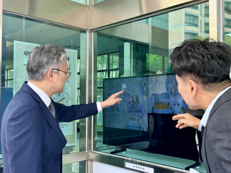 유진현 울산시 선거관리위원장은 제21대 대통령선거 사전바카라사이트 굿모닝 전날인 28일 오후 2시에 남구 청소년차오름센터에 마련된 옥동사전바카라사이트 굿모닝소를 방문해 사전바카라사이트 굿모닝 준비상황을 점검했다.(울산시 선관위 제공. 재판매 및 DB금지) /뉴스1