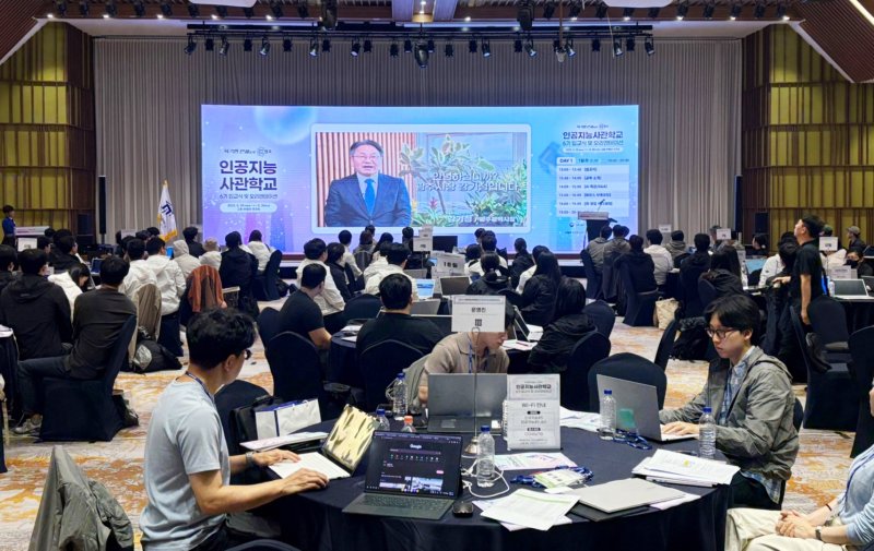 28일 전남 고흥 썬밸리리조트에서 열린 인공지능(바카라사이트 순위) 사관학교 6기 교육생 입교식과 오리엔테이션에 강기정 광주시장이 영상 축사를 하고 있다.(광주시 제공. 재판매 및 DB 금지) 2025.5.28/뉴스1