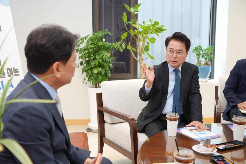 육동한 춘천시장, 육동일 한국지방행정연구원장 면담 (출처=연합뉴스)