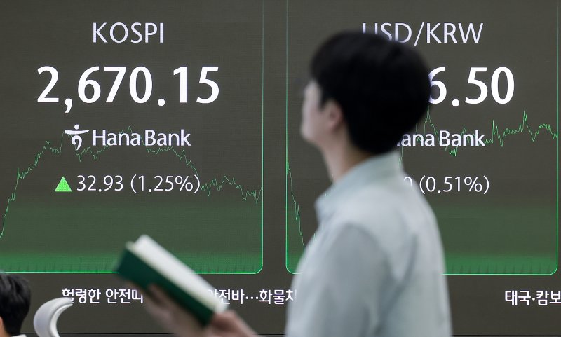 [서울=뉴시스] 정병혁 기자 = 28일 서울 중구 하나은행 딜링룸에서 직원들이 업무를 보고 있다.코스피가 전 거래일(2637.22)보다 32.93포인트(1.25%) 오른 2670.15에, 코스닥 지수가 전 거래일(727.11)보다 1.68포인트(0.23%) 먹튀없는 바카라사이트한 728.79에 거래를 마무리했다.서울 외환시장에서 원·달러 환율은 전 거래일 주간거래 종가(1369.5원)보다 7원 오른 1376.5원에 주간 거래를 마쳤다. 2025.05.28. jhope@newsis.com