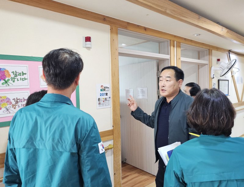 [메이저 바카라사이트 장난감=뉴메이저 바카라사이트 장난감] 지리산 노인요양원 현장 점검 (사진=메이저 바카라사이트 장난감군 제공) 2025. 05. 28. photo@newsis.com *재판매 및 DB 금지