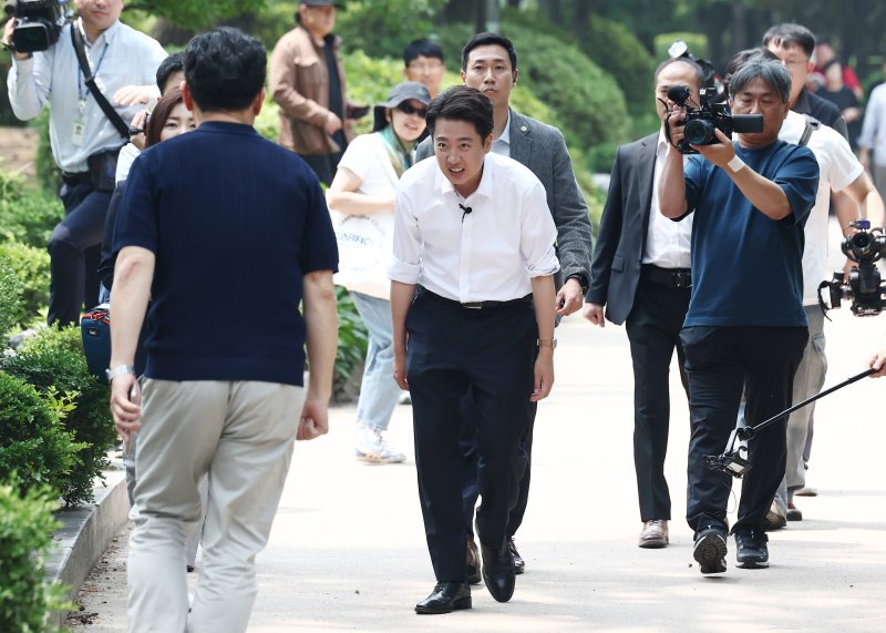 이준석 개혁신당 대통령 인터넷 바카라사이트가 28일 서울 영등포구 여의도공원에서 시민들과 인사하고 있다. 2025.5.28/뉴스1 ⓒ News1 김민지 기자