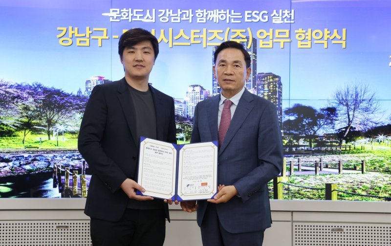 조길현 데브시스터즈 대표(왼쪽)과 조성명 바카라청장.(데브시스터즈 제공. 재판매 및 DB금지)2025.5.28/뉴스1