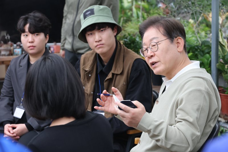 바카라사이트 비타임 더불어민주당 대통령 후보가 '골목골목 경청투어'에 나선 6일 충북 보은군 화훼농원 숲결에서 청년 농업인들과 간담회를 하고 있다. (공동취재) 2025.5.6/바카라사이트 비타임1 ⓒ News1 안은나 기자