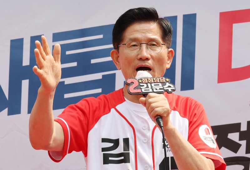 김문수 국민의힘 온라인 바카라 후보가 28일 오후 경남 양산시 거리 유세에서 시민들에게 지지를 호소하고 있다. 2025.5.28/온라인 바카라1 ⓒ News1 이광호 기자