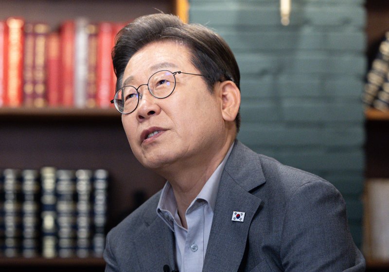 [서울=뉴시스] 조성우 기자 = 이재명 더불어민주당 가상 바카라후보가 28일 오후 서울 강남구의 한 스튜디오에서 열린 '1400만 개미와 한배 탔어요' 유튜브 생방송에서 발언하고 있다. (공동취재) 2025.05.28. photo@newsis.com
