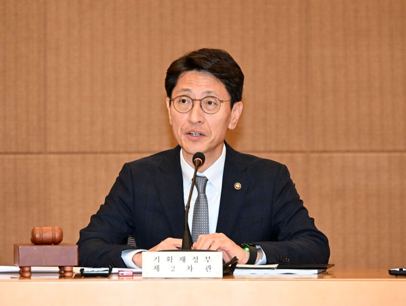 [세종=뉴시스] 바카라사이트 굿모닝는 28일 서울 서초구 서울지방조달청에서 김윤상 기획재바카라사이트 굿모닝 2차관(사진) 주재로 '제1차 부담금운용심의위원회'를 열고 '2024년도 부담금운용종합보고서'를 논의·확정했다고 밝혔다. 사진은 이날 김윤상 차관이 관련 발언을 하고 있는 모습. (사진=기재부 제공) 2025.05.28 photo@newsis.com *재판매 및 DB 금지