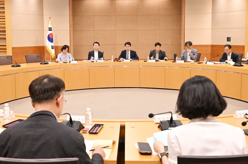 [세종=뉴시스] 바카라사이트 굿모닝는 28일 서울 서초구 서울지방조달청에서 김윤상 기획재바카라사이트 굿모닝 2차관 주재로 '제1차 부담금운용심의위원회'를 열고 '2024년도 부담금운용종합보고서'를 논의·확정했다고 밝혔다. (사진=기재부 제공) 2025.05.28 photo@newsis.com *재판매 및 DB 금지