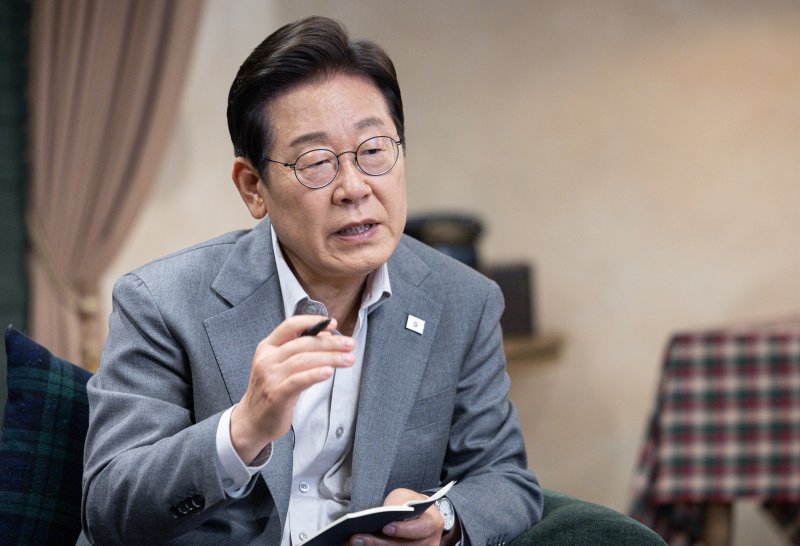 [서울=뉴시스] 조성우 기자 = 해외 바카라사이트 더불어민주당 대선후보가 28일 오후 서울 강남구의 한 스튜디오에서 열린 '1400만 개미와 한배 탔어요' 유튜브 생방송에서 발언하고 있다. (공동취재) 2025.05.28. photo@newsis.com