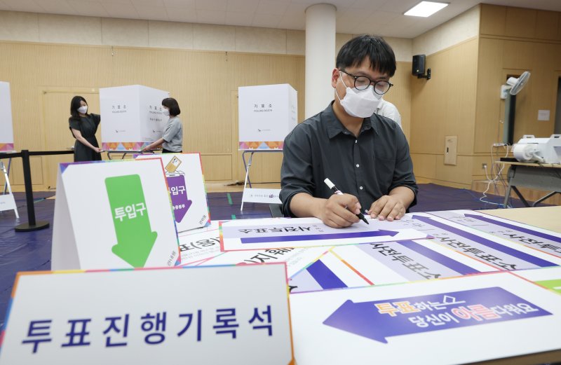 제21대 대통령선거 사전라이트닝 바카라 사이트를 하루 앞둔 28일 오후 경기 수원시 팔달구 우만1동행정복지센터에서 직원들이 사전라이트닝 바카라 사이트소 설치를 하고 있다. 2025.5.28/뉴스1 ⓒ News1 김영운 기자
