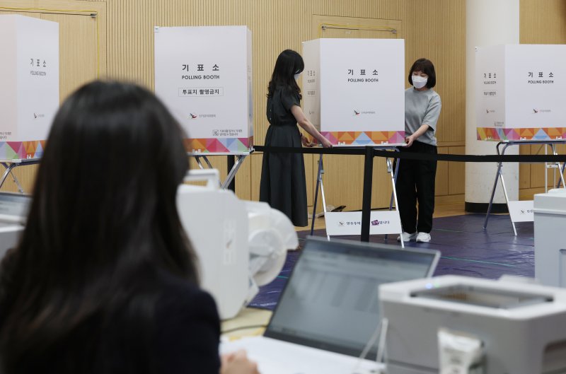 제21대 대통령선거 사전라이트닝 바카라 사이트를 하루 앞둔 28일 오후 경기 수원시 팔달구 우만1동행정복지센터에서 직원들이 사전라이트닝 바카라 사이트소 설치를 하고 있다. 2025.5.28/뉴스1 ⓒ News1 김영운 기자