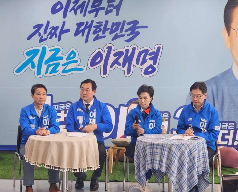 민주당 선대위 상임선대위원장들이 28일 민주당 메이저 바카라사이트 굿모닝도당에셔 열린 기자 간담회에서 도내 선거 상황에 대해 말하고 있다. ⓒ 뉴스1 박민석 기자