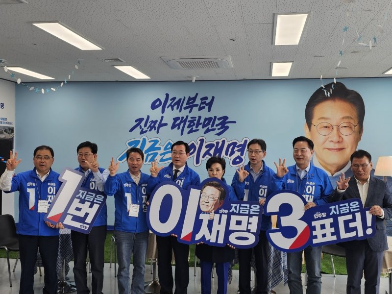 28일 민주당 선대위 상임위원장들이 도민 지지를 호소하고 있다. ⓒ 뉴스1 박민석 기자