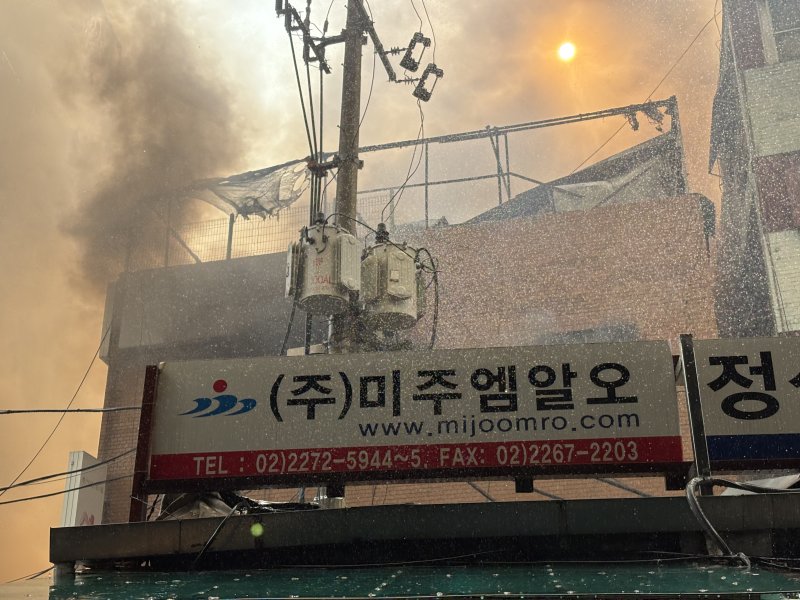 [서울=뉴시스] 한이재 수습 기자 = 28일 오후 서울 중구 을지로 일대의 건물에서 에볼루션 바카라 무료 인한 불길이 보이고 있다. 서울 중부소방서 등에 따르면 이날 오후 3시25분께 서울 중구 을지로 근린생활시설에서 에볼루션 바카라 무료가 발생했다. 소방 당국은 인원 171명과 장비 49대를 통원해 불길을 잡고 있다. 2025.05.28. nowone@newsis.com *재판매 및 DB 금지 /사진=뉴시스