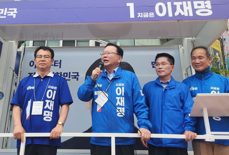 김부겸 더불어민주당 총괄선대위원장이 28일 메이저 바카라사이트 홈런 광미사거리에서 이재명 후보의 지지를 호소하고 있다. 2025.5.28/뉴스1 한송학기자