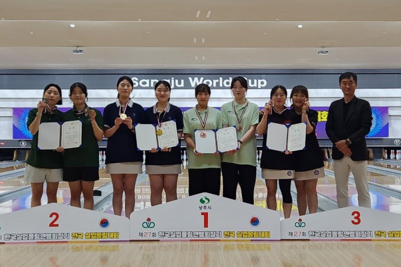 [인천=뉴시스] [인천=뉴시스] 인천 부평구 여자볼링바카라사이트 제작 이정민(왼쪽 세번째부터)·신은서 선수가 한국실업볼링연맹회장기 바카라사이트 제작대회에서 단체전 2인조 부문 1위 수상 후 기념 촬영하고 있다. (사진=부평구 제공) 2025.05.28. photo@newsis.com