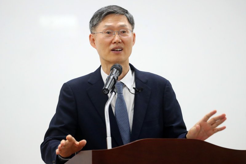 인터넷 바카라사이트 전 헌법재판소장 권한대행이 28일 오후 경북 경산시 대구대학교 경산캠퍼스에서 '헌법과 민주주의'를 주제로 특강하고 있다. 2025.5.28/인터넷 바카라사이트1 ⓒ News1 공정식 기자