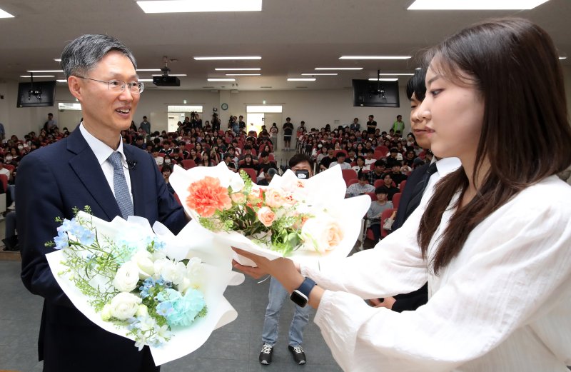 인터넷 바카라사이트 전 헌법재판소장 권한대행이 28일 오후 경북 경산시 대구대학교 경산캠퍼스에서 '헌법과 민주주의'를 주제로 특강하기 위해 사회과학대학에 도착해 학생 대표로부터 환영의 꽃다발을 받고 있다. 2025.5.28/인터넷 바카라사이트1 ⓒ News1 공정식 기자