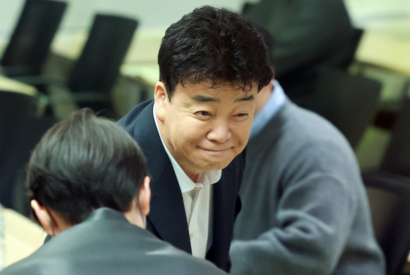 백종원 우리카지노 바카라사이트 대표가 지난 3월 서울 서초구 스페이스쉐어 강남역센터에서 열린 정기 주주총회에서 참석해 주주들과 인사를 나누고 있다. 2025.3.28/우리카지노 바카라사이트1 ⓒ News1 김진환 기자