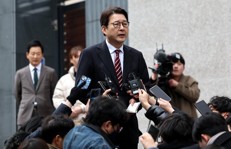 [대구=뉴시스] 이무열 기자 = 신동욱 바카라 사이트 먹튀의힘 수석대변인이 3일 대구 달성군 유가읍 사저에서 박근혜 전 대통령을 예방한 뒤 취재진 질문에 답하고 있다. 2025.03.03. lmy@newsis.com
