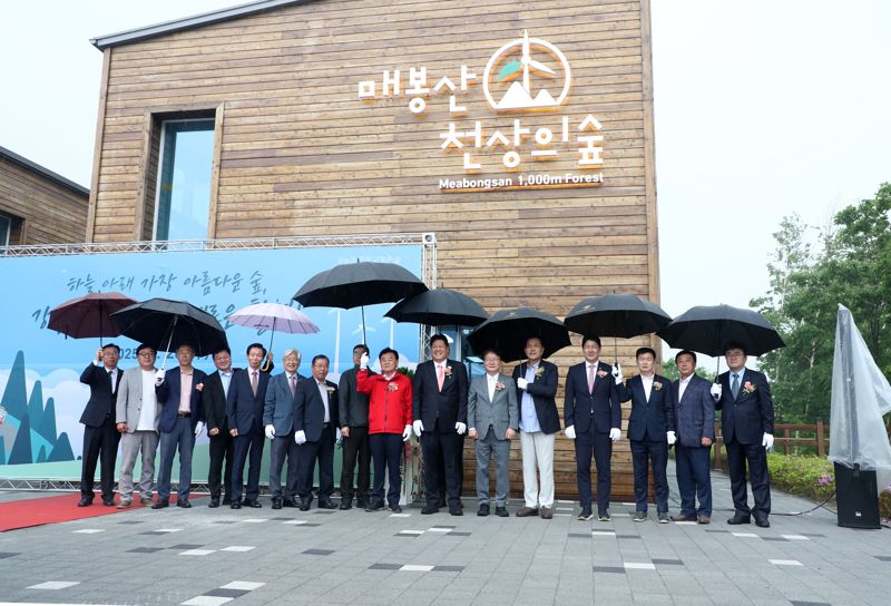바카라사이트 비타임 매봉산 천상의 숲 개장식이 28일 오후 매봉산 현지에서 여중협 바카라사이트 비타임특별자치도 행정부지사를 비롯해 이상호 바카라사이트 비타임시장, 바카라사이트 비타임시의회 의장, 바카라사이트 비타임시 노인회장 등이 참석한 가운데 열렸다. 바카라사이트 비타임자치도 제공