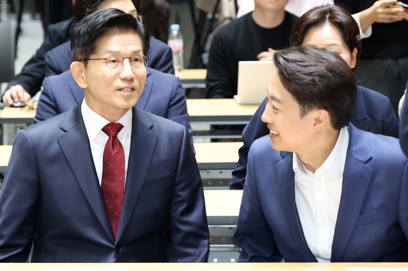 '이재명 아들 사생활' 김문수·이준석 협공 나서..사전투표 영향은?