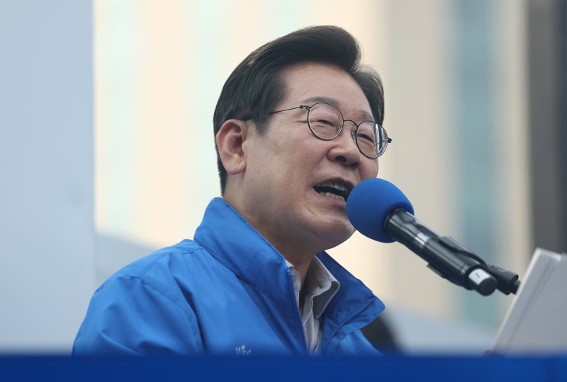 더불어민주당 무료 바카라 게임 대선 무료 바카라 게임가 28일 서울 광진구 어린이대공원 정문 앞에서 열린 광진구·중랑구 집중 유세에서 지지를 호소하고 있다. 사진=연합뉴스