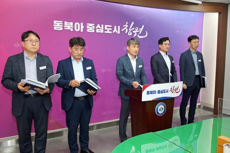 [창원=뉴시스] 강경국 기자 = 정규용 경남 창원시 도시공공개발국장이 28일 먹튀 없는 바카라 사이트 입체 복합화 사업 추진과 관련해 브리핑을 하고 있다. (사진=창원시청 제공). 2025.05.28. photo@newsis.com *재판매 및 DB 금지