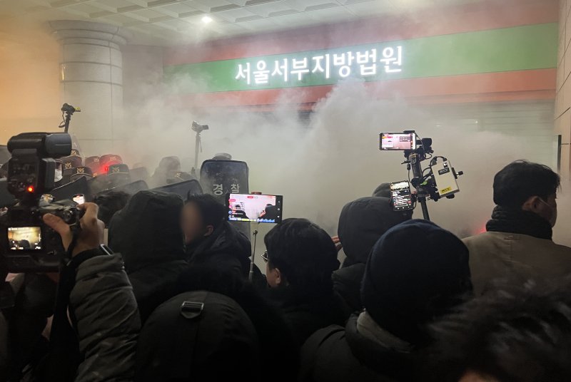 19일 새벽 윤석열 대통령에 대한 라이브 바카라사이트영장이 발부되자 서울 서부지법에 지지자들이 진입해 소화기를 뿌리며 난동을 부리고 있다. 2025.1.19/뉴스1 ⓒ News1 김민수 기자
