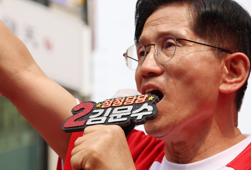 [양산=뉴시스] 고승민 기자 = 메이저 바카라사이트 굿모닝 국민의힘 대선 후보가 28일 경남 양산 이마트 앞에서 유세를 하고 있다. (공동취재) 2025.05.28. photo@newsis.com