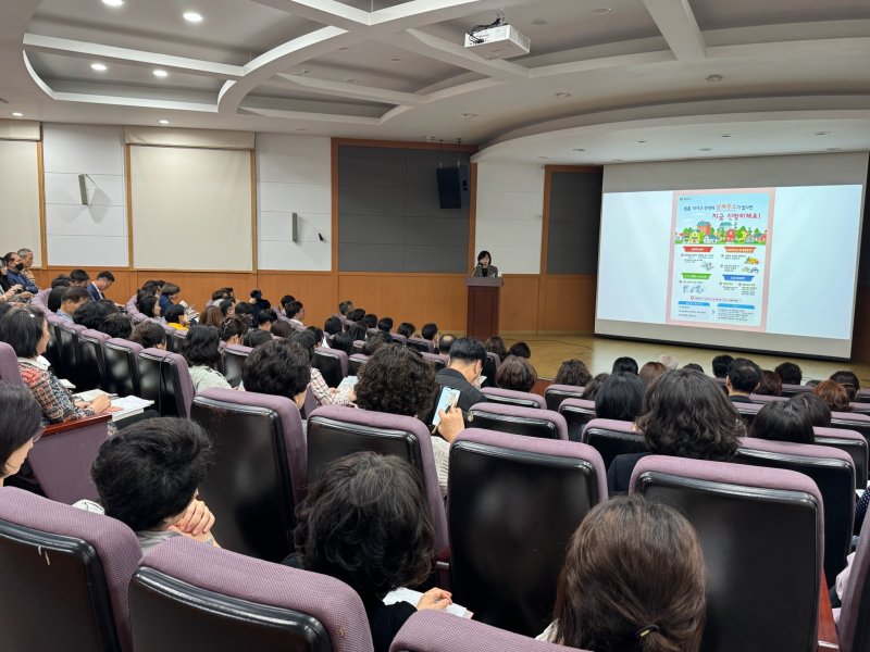 [바카라 전략=뉴시스] 공인중개사를 대상으로 상세주소 부여 활성화를 위한 교육을 하고 있다. (사진=바카라 전략시 제공) 2025.05.28. photo@newsis.com *재판매 및 DB 금지