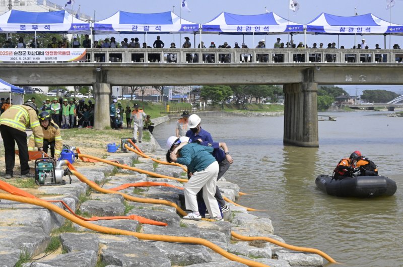 [순창=뉴시스] 지난 27일 실시된 바카라사이트 유니벳의 '2025 안전한국훈련', 구조대원들이 수변 사고자를 구조해 내고 있다. *재판매 및 DB 금지