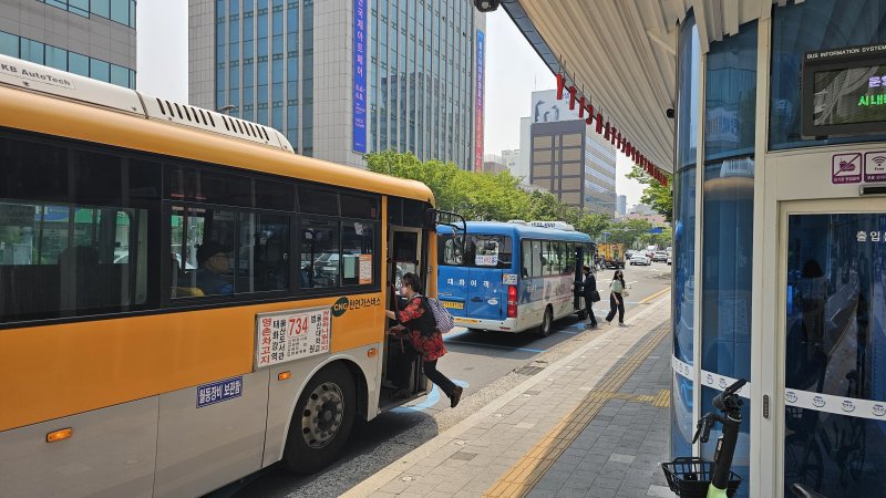 [울산=뉴시스] 배병수 기자 = 28일 울산지역 시내메이저 바카라사이트 홈런 노사가 마라톤 협상을 이어가고 있는 가운데 이날 오후 울산시청 앞 메이저 바카라사이트 홈런승강장에서 한 시민이 시내메이저 바카라사이트 홈런에 탑승하고 있다. 2025.05.28. bbs@newsis.com *재판매 및 DB 금지