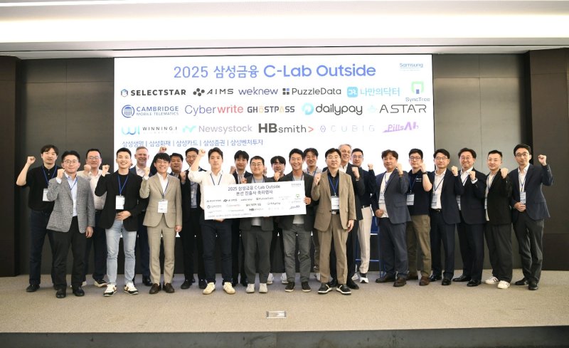 [서울=뉴시스] 28일 서울 서초구 바카라사이트 홈런캠퍼스에서 28일 열린 '2025 삼성금융 C랩 아웃사이드' 본선진출사 축하행사에서 본선 진출 스타트업 대표들과 삼성금융네트웍스 각사 관계자가 기념촬영을 하고 있다. (사진=삼성금융 제공) 2025.05.28. photo@newsis.com *재판매 및 DB 금지