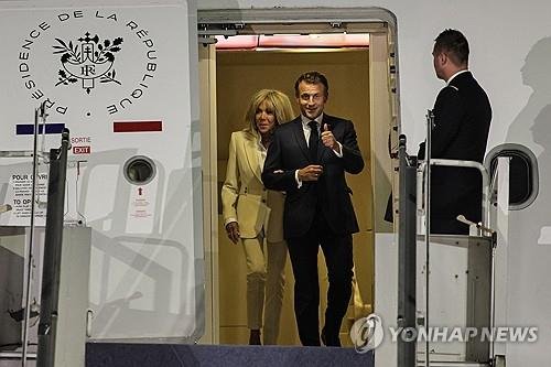 인도네시아에 도착해 전용기에서 내려오는 마크롱 대통령 부부 (출처=연합뉴스)