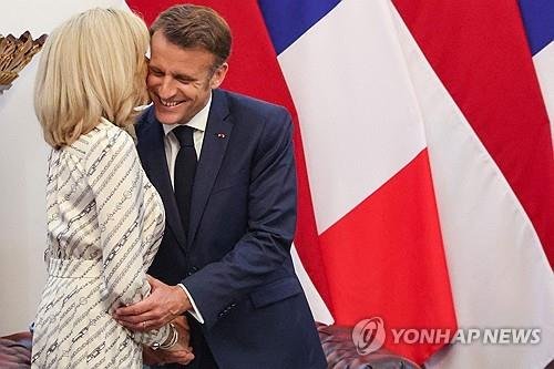 인도네시아에서 마크롱 대통령에게 볼 뽀뽀하는 브리지트 여사 (출처=연합뉴스)